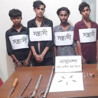 দপুরে যৌথ বাহিনীর অভিযানে দেশীয় অস্ত্রসহ ৪ সন্ত্রাসী গ্রেপ্তার