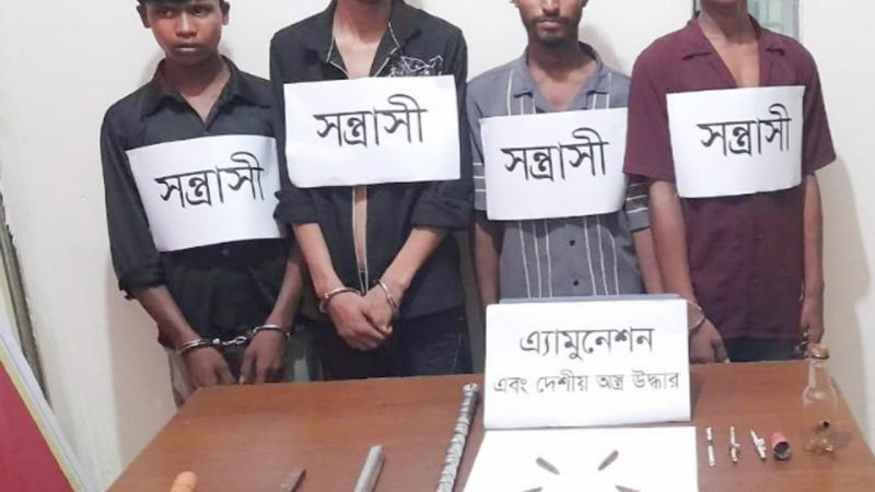 দপুরে যৌথ বাহিনীর অভিযানে দেশীয় অস্ত্রসহ ৪ সন্ত্রাসী গ্রেপ্তার