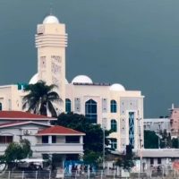 ১৫ কোটি টাকা ব্যয়ে নির্মিত ৪ তলা বিশিষ্ট মডেল মসজিদটি ছয় মাস আগে নির্মাণ কাজ শেষ হলেও এখনও চালু হয়নি : ভোগান্তিতে মুসল্লিরা