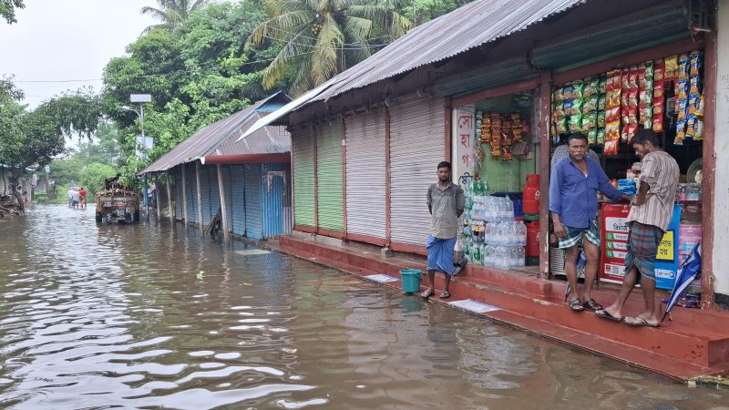 মহুরী নদীর পানি বাড়তে থাকায় নোয়াখালীতে বন্যার আশঙ্কা,জলাবদ্ধতায় নাকাল জনজীবন