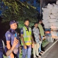 মাদারীপুরে কাভার্ড ভ্যানসহ পৌনে ৮ টন নিষিদ্ধ পলিথিন ব্যাগ জব্দ করেছে হাইওয়ে পুলিশ