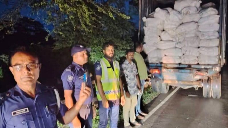 মাদারীপুরে কাভার্ড ভ্যানসহ পৌনে ৮ টন নিষিদ্ধ পলিথিন ব্যাগ জব্দ করেছে হাইওয়ে পুলিশ
