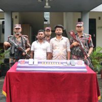 তারাগঞ্জ বাস স্ট্যান্ড থেকে ১ কেজি সোনার বার সহ ২ আসামি আটক করেছে বিজিবি