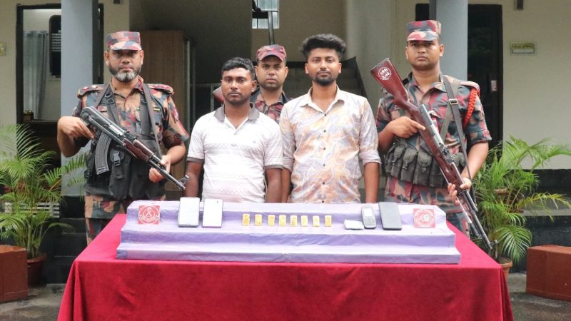 তারাগঞ্জ বাস স্ট্যান্ড থেকে ১ কেজি সোনার বার সহ ২ আসামি আটক করেছে বিজিবি