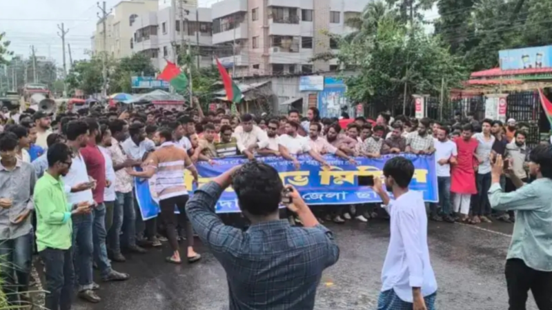 সারাদেশে বিশৃঙ্খলা, মাদারীপুরে ছাত্রদলের বিক্ষোভে উত্তাল রাজপথ