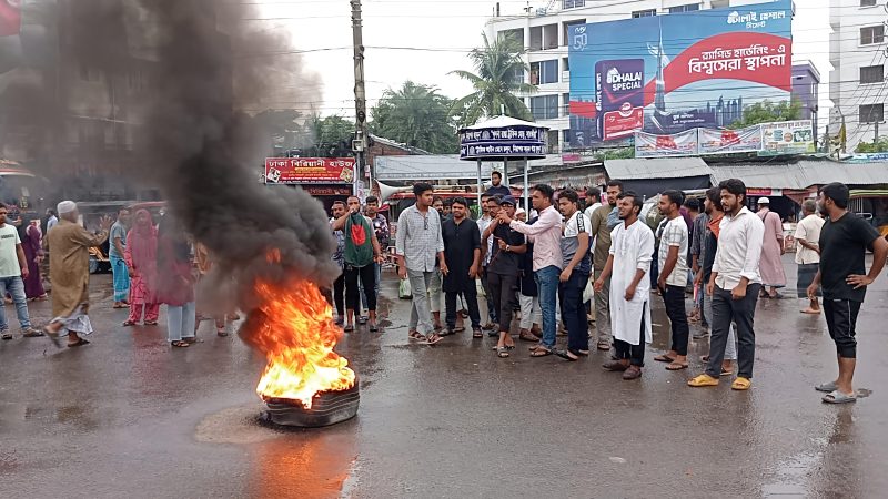 গোপালগঞ্জে এনসিপির নেতাকর্মীদের উপরে অতর্কিত হামলার প্রতিবাদে সাতক্ষীরায় সড়ক অবরোধ