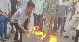 গোপালগঞ্জের হামলার প্রতিবাদে কক্সবাজারে সড়ক অবরোধ ও বিক্ষোভ