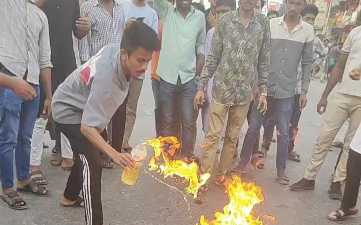 গোপালগঞ্জের হামলার প্রতিবাদে কক্সবাজারে সড়ক অবরোধ ও বিক্ষোভ