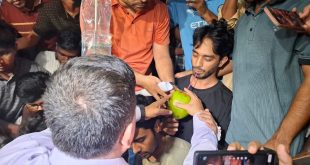অনশনকারীদের ডাব খাইয়ে ৫৯ ঘণ্টা পর অনশন ভাঙালেন বেরোবি উপাচার্য