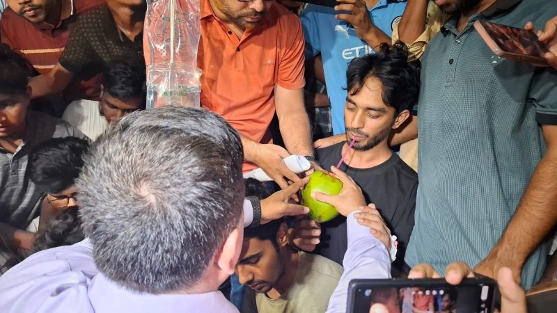 অনশনকারীদের ডাব খাইয়ে ৫৯ ঘণ্টা পর অনশন ভাঙালেন বেরোবি উপাচার্য