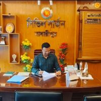 দৃষ্টান্ত স্থাপন করেছেন ডাঃ কমল, নতুন প্রাণ ফিরে পেয়েছে মাদারীপুর সদর হাসপাতাল