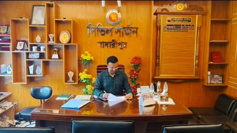 দৃষ্টান্ত স্থাপন করেছেন ডাঃ কমল, নতুন প্রাণ ফিরে পেয়েছে মাদারীপুর সদর হাসপাতাল