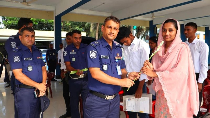 ১২০ টাকায় পুলিশে চাকরি পেলেন ১৬ জন