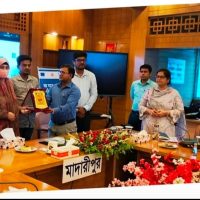 গ্রাম্য আদালতের সর্বোচ্চ মামলা গ্রহণকারীদের সম্মাননা স্বারক প্রদান করেন জেলা প্রশাসক ইয়াসমিন আক্তার