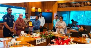 গ্রাম্য আদালতের সর্বোচ্চ মামলা গ্রহণকারীদের সম্মাননা স্বারক প্রদান করেন জেলা প্রশাসক ইয়াসমিন আক্তার