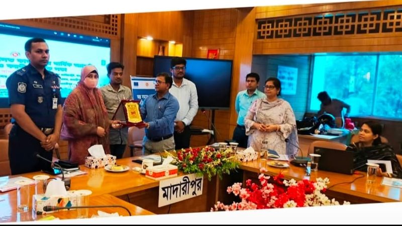 গ্রাম্য আদালতের সর্বোচ্চ মামলা গ্রহণকারীদের সম্মাননা স্বারক প্রদান করেন জেলা প্রশাসক ইয়াসমিন আক্তার