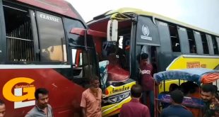 ঢাকা-বরিশাল মহাসড়কে দুই বাসের মুখোমুখি সংঘর্ষে আহত-২০