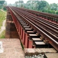 ঝুঁকি নিয়ে পার হয় অর্ধ লক্ষাধিক ট্রেন যাত্রী