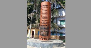 জুলাই শহিদ স্মৃতিস্তম্ভে দুর্বৃত্তদের আগুন, দুই পুলিশ ক্লোজড