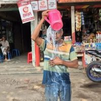 দুধ দিয়ে গোসল করে পদত্যাগ করলেন স্বেচ্ছাসেবক দল নেতা