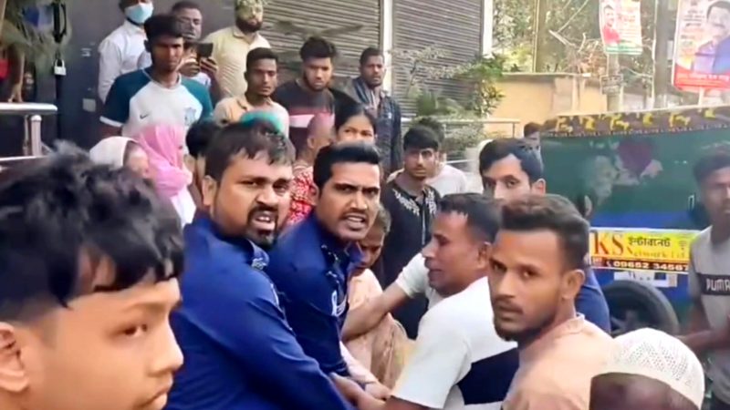 পুলিশের হাত কামড়ে পালালো আসামি, হামলায় আহত পুলিশ ৩