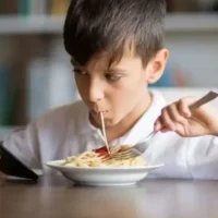 সন্তানের মোবাইল আসক্তি কমাতে অভ্যাস বদলের পরামর্শ বিশেষজ্ঞদের