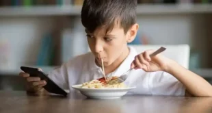 সন্তানের মোবাইল আসক্তি কমাতে অভ্যাস বদলের পরামর্শ বিশেষজ্ঞদের