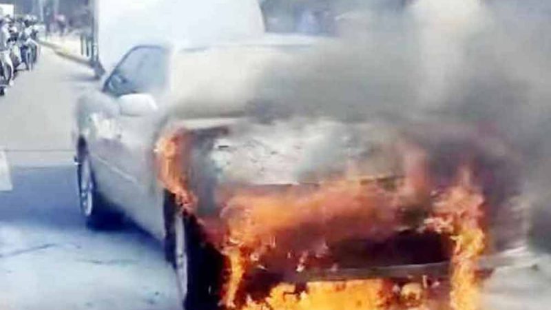রাজধানীতে চলন্ত প্রাইভেট কারে আগুন