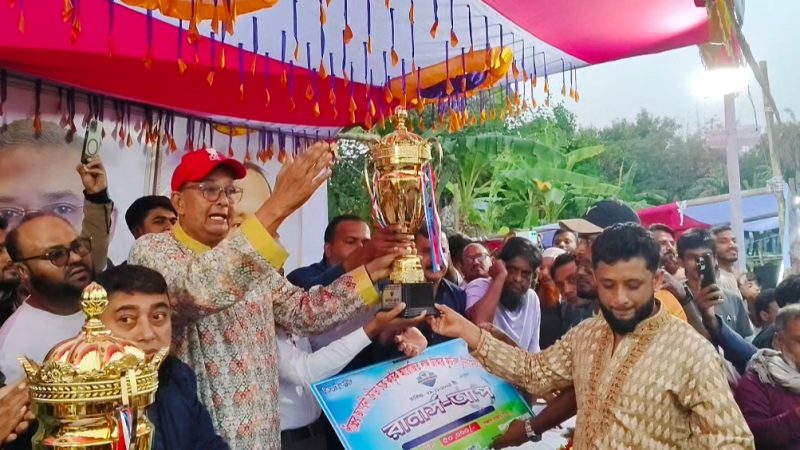 মাদারীপুরে অনুষ্ঠিত হলো লক্ষ টাকার গোল্ডকাপ ফুটবল টুর্নামেন্টের জমজমাট ফাইনাল খেলা 