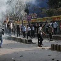 ‘শান্তি চুক্তি’ ভেঙে ফের ঢাকা ও আইডিয়াল কলেজের শিক্ষার্থীদের মধ্যে সংঘর্ষ