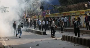 ‘শান্তি চুক্তি’ ভেঙে ফের ঢাকা ও আইডিয়াল কলেজের শিক্ষার্থীদের মধ্যে সংঘর্ষ