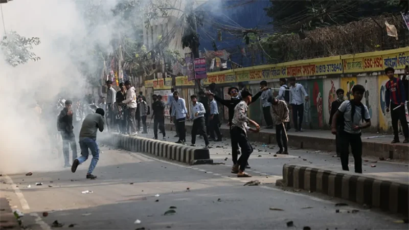 ‘শান্তি চুক্তি’ ভেঙে ফের ঢাকা ও আইডিয়াল কলেজের শিক্ষার্থীদের মধ্যে সংঘর্ষ