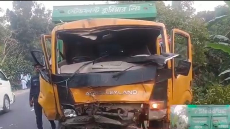 মাদারীপুরে কাভার্ডভ্যানের ধাক্কায় ২ বন্ধু নিহত