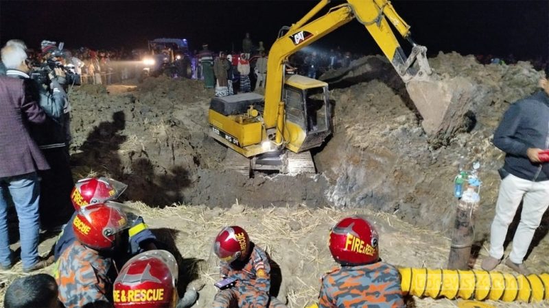 শিশুকে উদ্ধারে কাজ করছে ফায়ার সার্ভিসের ৩ ইউনিট, দেওয়া হচ্ছে অক্সিজেন