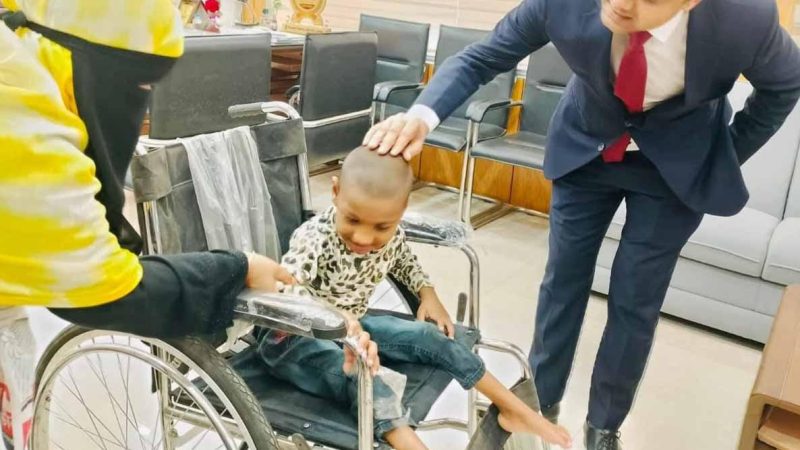 বিশ্ব প্রতিবন্ধী দিবসে  রূপগঞ্জে শারিরিক প্রতিবন্ধী শিশুকে হুইল চেয়ার উপহার