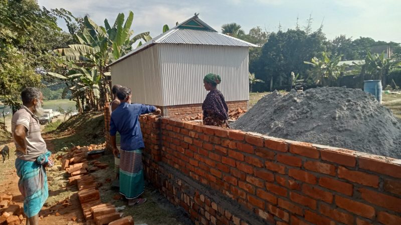 শ্রীপুর আদালতের নিষেধাজ্ঞা অমান্য করে জামায়াত নেতার নেতৃত্বে প্রবাসীর জমি জবরদখল