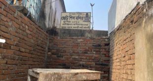 রাজশাহীতে অবরুদ্ধ দুইশত বছরের শিব মন্দির