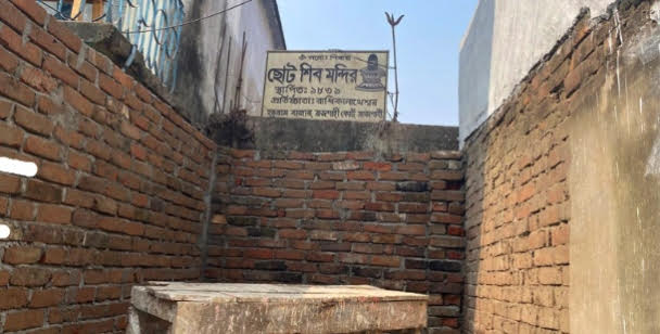 রাজশাহীতে অবরুদ্ধ দুইশত বছরের শিব মন্দির