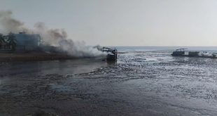 সীতাকুণ্ডে বেড়িবাঁধ রক্ষায় ড্রেজার ও বাল্কহেড পুড়িয়ে দিল বিক্ষুব্ধ জনতা