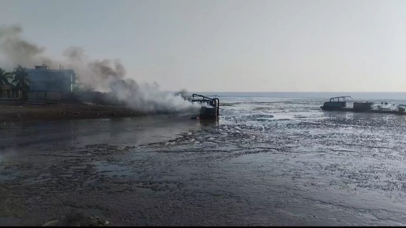 সীতাকুণ্ডে বেড়িবাঁধ রক্ষায় ড্রেজার ও বাল্কহেড পুড়িয়ে দিল বিক্ষুব্ধ জনতা