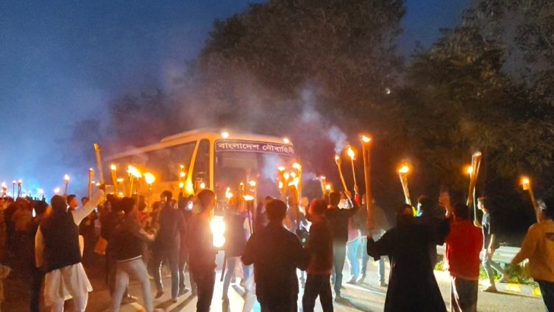 ঢাকা-ভাঙ্গা এক্সপ্রেসওয়ের মাদারীপুরের শিবচরে মশাল মিছিল নিয়ে সড়ক অবরোধ করে রাখে নুরুদ্দিন মোল্লা কর্মী-সমর্থকরা